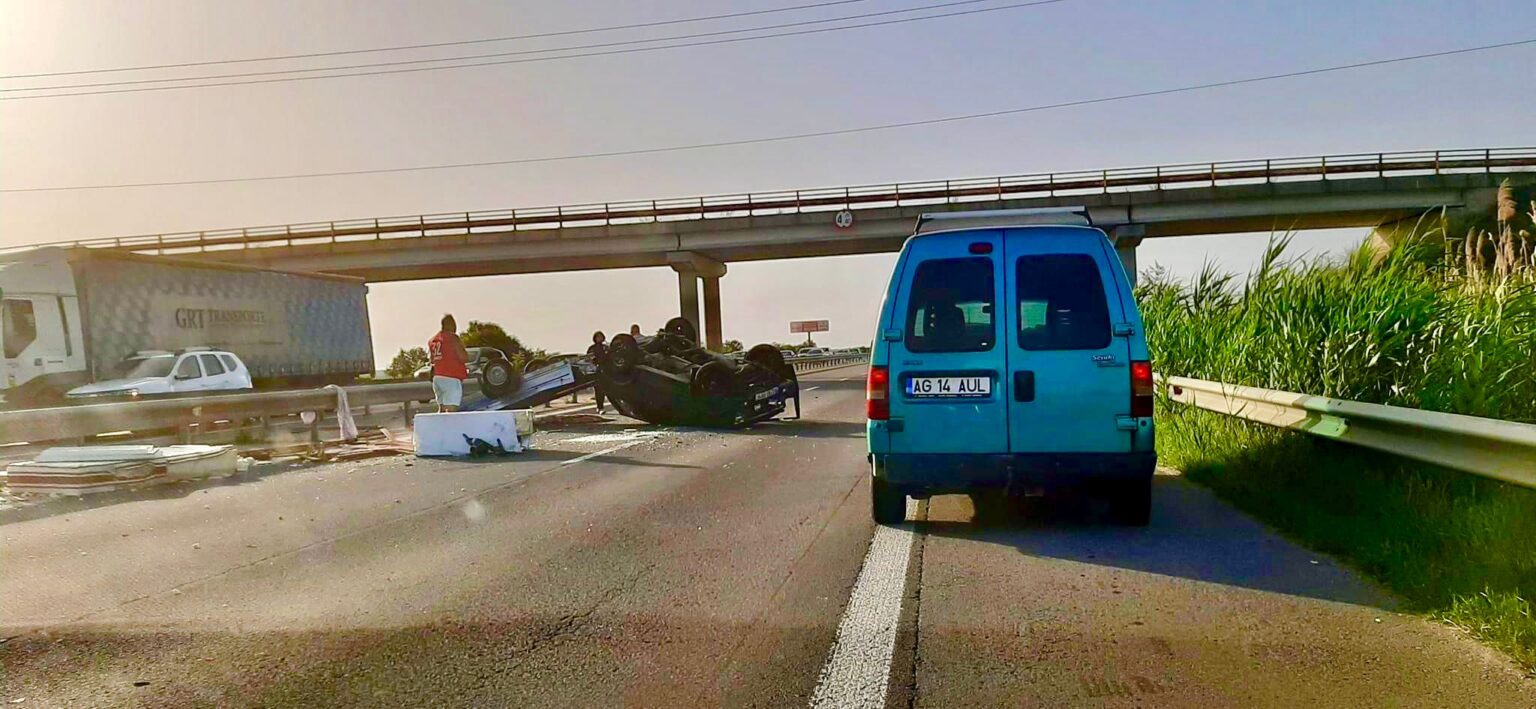 Mașină cu remorcă răsturnată pe autostradă Trafic blocat epitesti