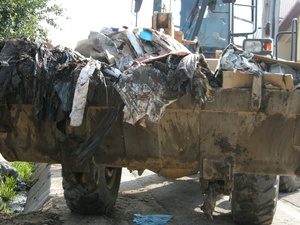 Tone de gunoi ridicate dintr-o curte din Pitesti