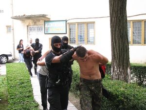 Focuri de arma si arestari dupa o tentativa de spargere in Curtea de Arges