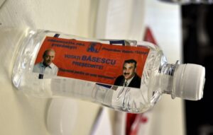 Sticle cu bautura cu „Basescu presedinte”, impartite la Stefanesti