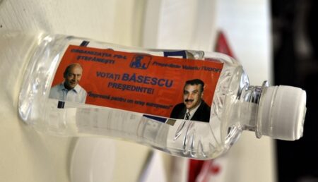 Sticle cu bautura cu „Basescu presedinte”, impartite la Stefanesti