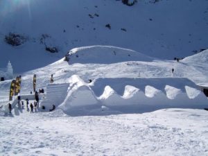 Un belgian a sarit cu snowboardul peste hotelul de gheata de la Balea!