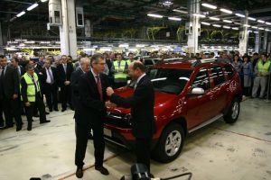 Basescu, in Mercedes, la Centru de Desing Dacia