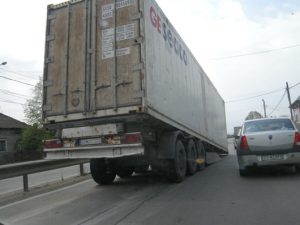 TIR turcesc în flăcări pe autostradă!