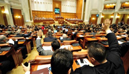 Klaus Iohannis a promulgat legea care elimină pensiile speciale ale parlamentarilor