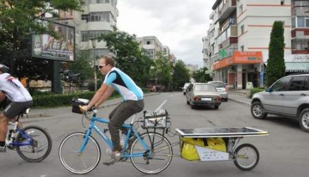Un francez a ajuns cu bicicleta solara in CJ Arges