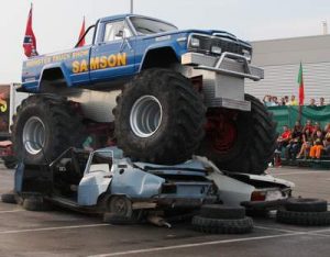 Spectacol cu Monster Trucks la Pitesti
