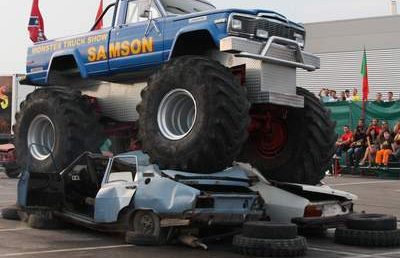 Spectacol cu Monster Trucks la Pitesti