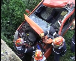 Trei militari au cazut de pe pod