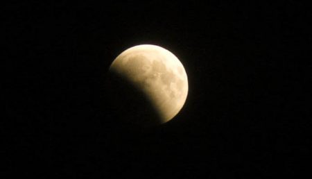 Eclipsa totala de Luna pe 15 iunie 2011