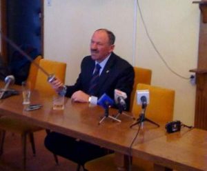 Davidescu ameninta ca ii ia de urechi pe sefii deconcentratelor