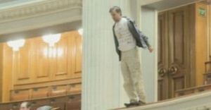S-a aruncat de la balconul Parlamentului!!!