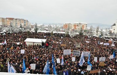 10.000 de muncitori de la Dacia au protestat pentru toti romanii