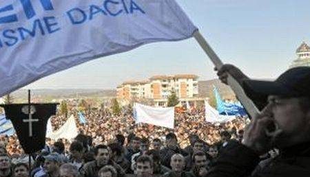 Miting de amploare al sindicalistilor de la Dacia contra noului Cod al Muncii