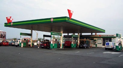 Oligarhii combustibililor ieftinesc benzina