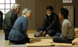 Împăratul Akihito al Japoniei, în genunchi în faţa sinistraţilor