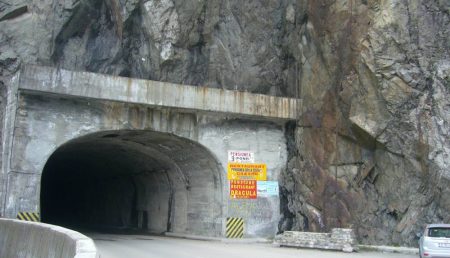 Caderile de stanci de pe Transfagarasan baga turistii in spital