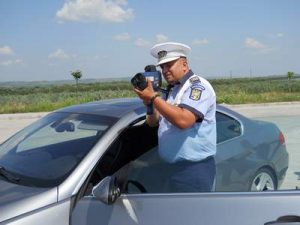UN ȘOFER DE 22 DE ANI A TRECUT CU 147 KM/H PRIN VALEA MARE PRAVĂȚ