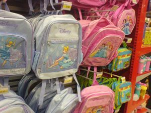 Ghiozdane cu rechizite pentru elevii din clasa zero