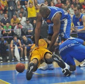 BCM U Piteşti a pierdut cu Asesoft la doar două puncte diferenţă: 75-77