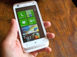 Microsoft lanseaza un nou telefon cu sistem Windows