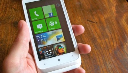 Microsoft lanseaza un nou telefon cu sistem Windows