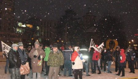 Protestarii nu renunţă nici pe ninsoare şi vânt