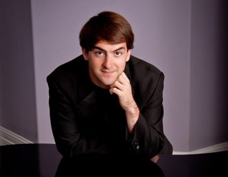 Pianistul american Alexander Bernstein concertează în Pitești