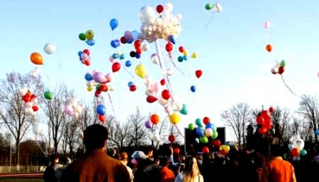 Lumânări aprinse și baloane înălțate la cer în memoria copiilor decedați