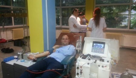 Tinerii conservatori din Argeş au donat sânge pentru răniții din Muntenegru