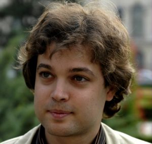 A studiat în orașul lui Mozart! Veniți să-l ascultați cântând la pian!