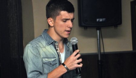 Şi-a făcut apariţia pe scenă cu stativul său norocos! Piteşteanul va fi noul X Factor al României?
