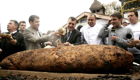 Daniel Constantin a asistat la scoaterea din cuptor a celei mai mari pâini din România