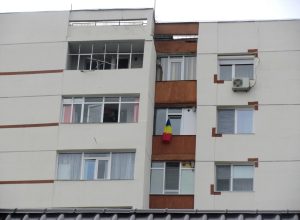 Steagul tricolor, în Pitești: la balcoane, pe mașini și în… ghiveci! VEZI GALERIE FOTO!