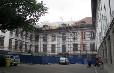 Iată cât a încasat firma „Apartamentul” pentru repararea acoperişului de la „Zinca”!