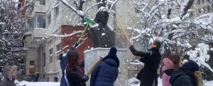 BRAVO, FRAȚILOR! STUDENȚII BASARABENI AU CURĂȚAT DE ZĂPADĂ STATUILE!