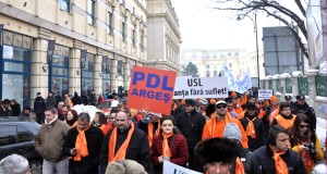 SUTE DE PDL-IȘTI DIN ARGEȘ, LA MITINGUL ȘI MARȘUL ANTIGUVERNAMENTAL DIN BUCUREȘTI