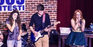 PASIONAT DE CHITARĂ ȘI TENOR ÎN CORUL DE LA „BRĂTIANU”