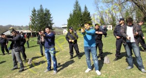 JURNALIȘTII AU RENUNȚAT LA MICROFOANE ȘI REPORTOFOANE PENTRU PISTOALE!