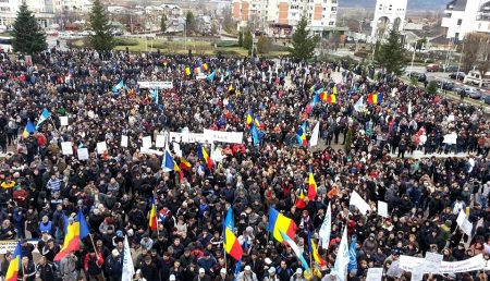 MII DE PROTESTATARI ÎN MIOVENI! STEAGURI TRICOLORE, TOBE ȘI MESAJE ÎMPOTRIVA GUVERNANȚILOR!