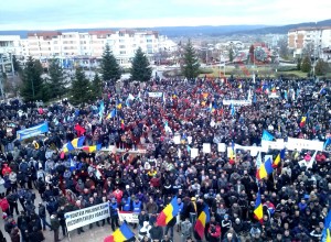 ANGAJAȚII DE LA DACIA FAC MITING PENTRU AUTOSTRADĂ