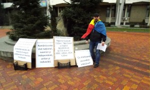 PROTEST DE UNUL SINGUR ÎN CENTRUL PITEȘTIULUI!