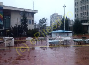 BLESTEMELE PROTESTATARILOR? TÂRGUL MĂRȚIȘOR, CA O CURCĂ PLOUATĂ!