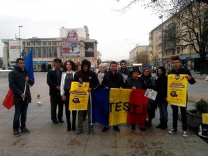 O MÂNĂ DE PITEȘTENI AU PROTESTAT ÎMPOTRIVA EXPLOATĂRII GAZELOR DE ȘIST