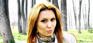 STUDENTĂ LA UNIVERSITATEA PITEȘTI, SOLISTĂ DE MUZICĂ UȘOARĂ