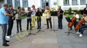 FILARMONICA, ÎN BLUGI ȘI CU VIORILE ÎN STRADĂ! VEZI GALERIE FOTO!