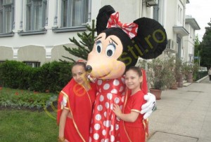 MINNIE MOUSE, CLOVNI, PUZZLE, TOBOGANE ȘI BALOANE, ÎN PIAȚA PRIMĂRIEI