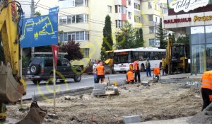 SE LUCREAZĂ LA GREU! BORDURI ȘI DALE PE TROTUARE ÎN ZONA PRAXIS!