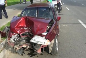 ACCIDENT PE „REPUBLICII”: A INTRAT CU MAȘINA ÎNTR-UN STÂLP