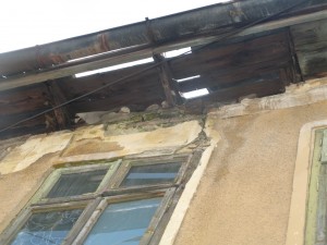 PERICOL PE STRADA „SFÂNTA VINERI”! DITAMAI CASA STĂ SĂ CADĂ!